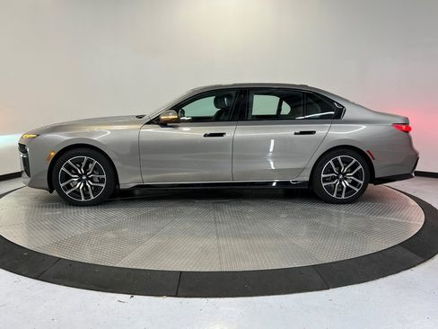 Used 2024 BMW 740i image 4