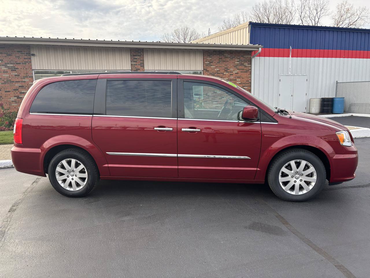 Used 2016 Chrysler Town & Country Touring w/ Driver Convenience Group FWD image 2