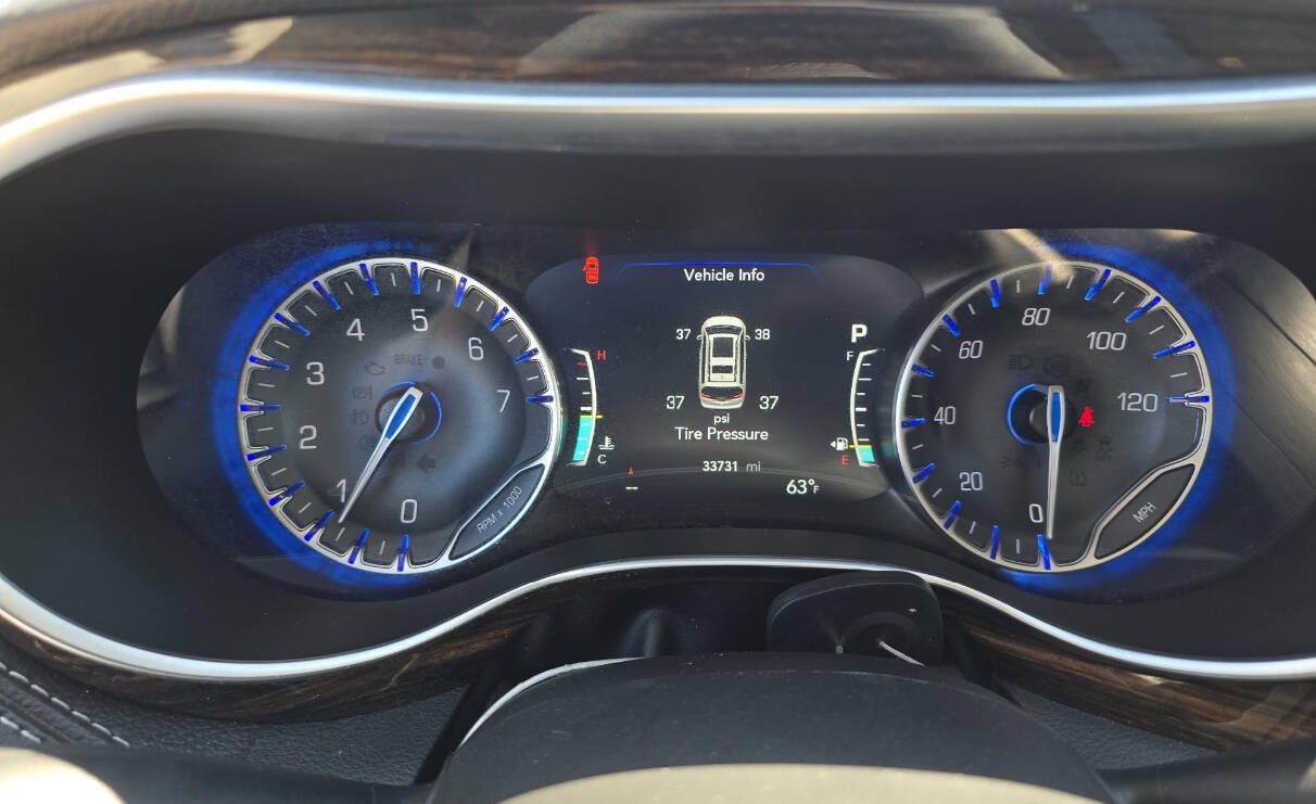Used 2024 Chrysler Pacifica Limited FWD image 8