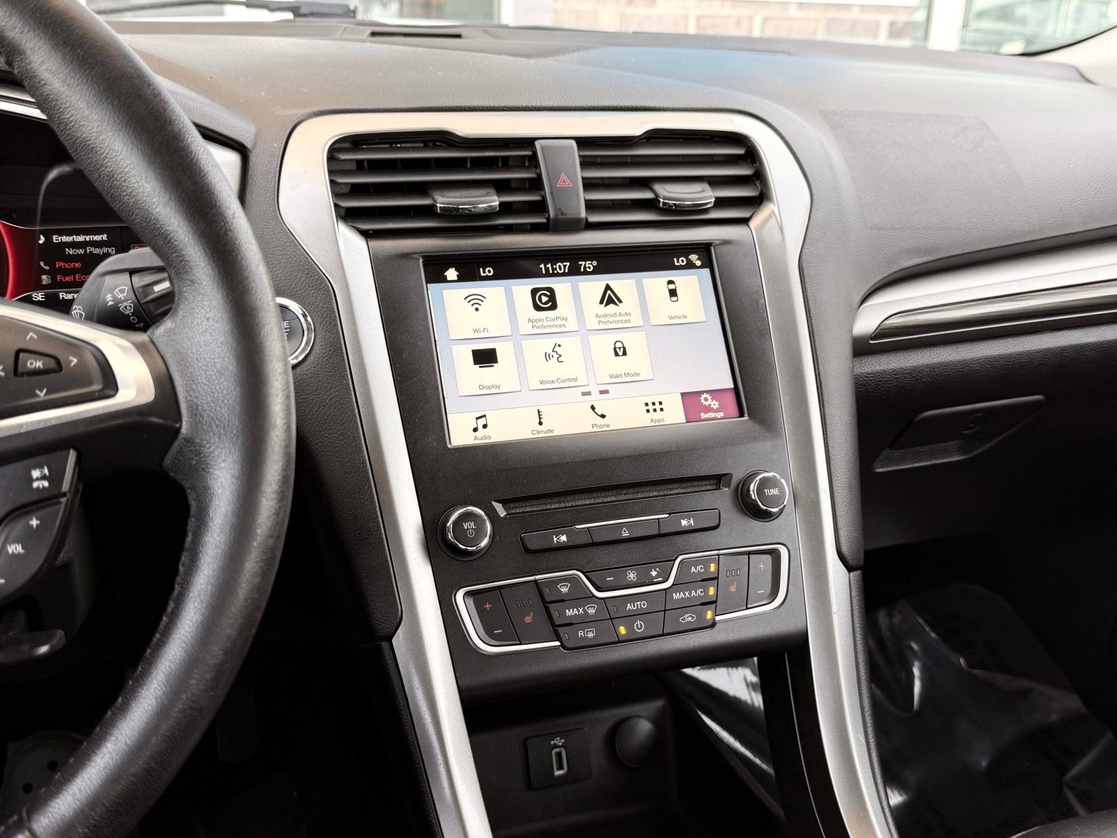 Used 2018 Ford Fusion SE w/ Equipment Group 602A FWD image 32