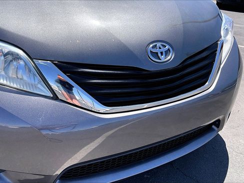 Used 2014 Toyota Sienna LE FWD image 27