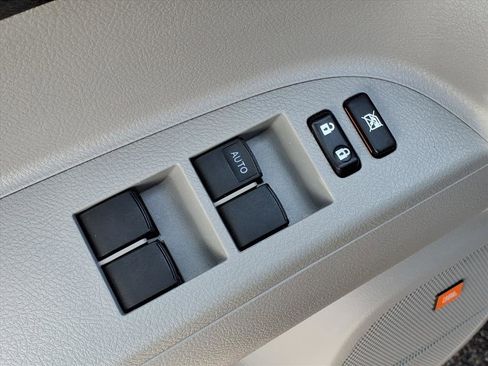 Used 2012 Toyota Highlander Limited image 10