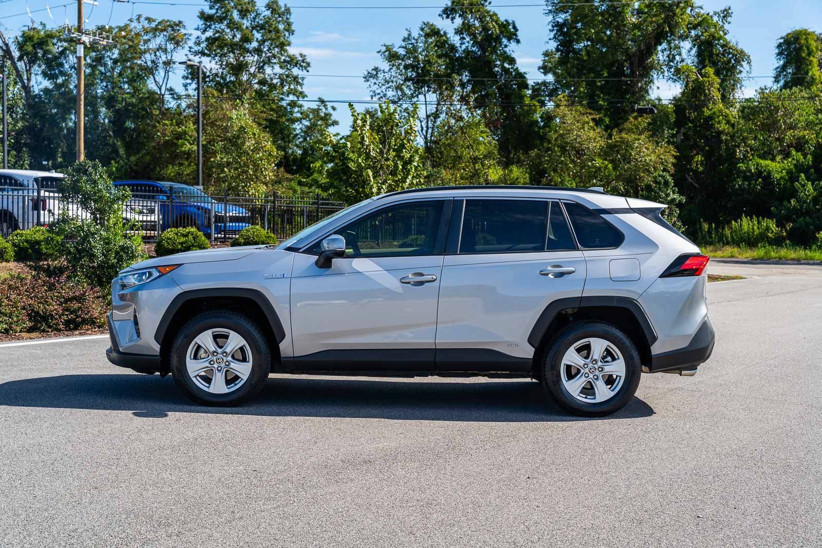 Used 2020 Toyota RAV4 XLE w/ Convenience Package AWD/4WD image 4