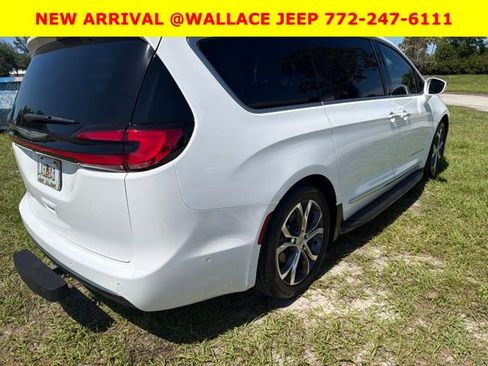 Used 2022 Chrysler Pacifica Pinnacle FWD image 4
