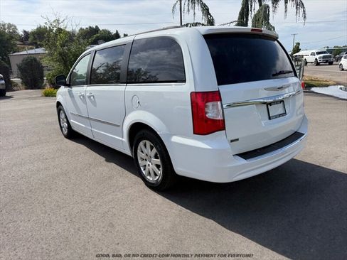 Used 2014 Chrysler Town & Country Touring FWD image 5