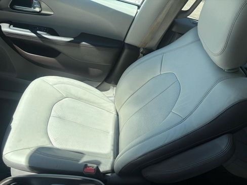 Used 2017 Chrysler Pacifica Touring-L Plus image 13