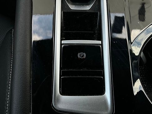 Used 2025 Volkswagen Atlas Cross Sport SE image 24