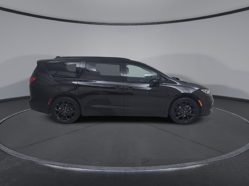 Certified 2025 Chrysler Pacifica Limited FWD image 19