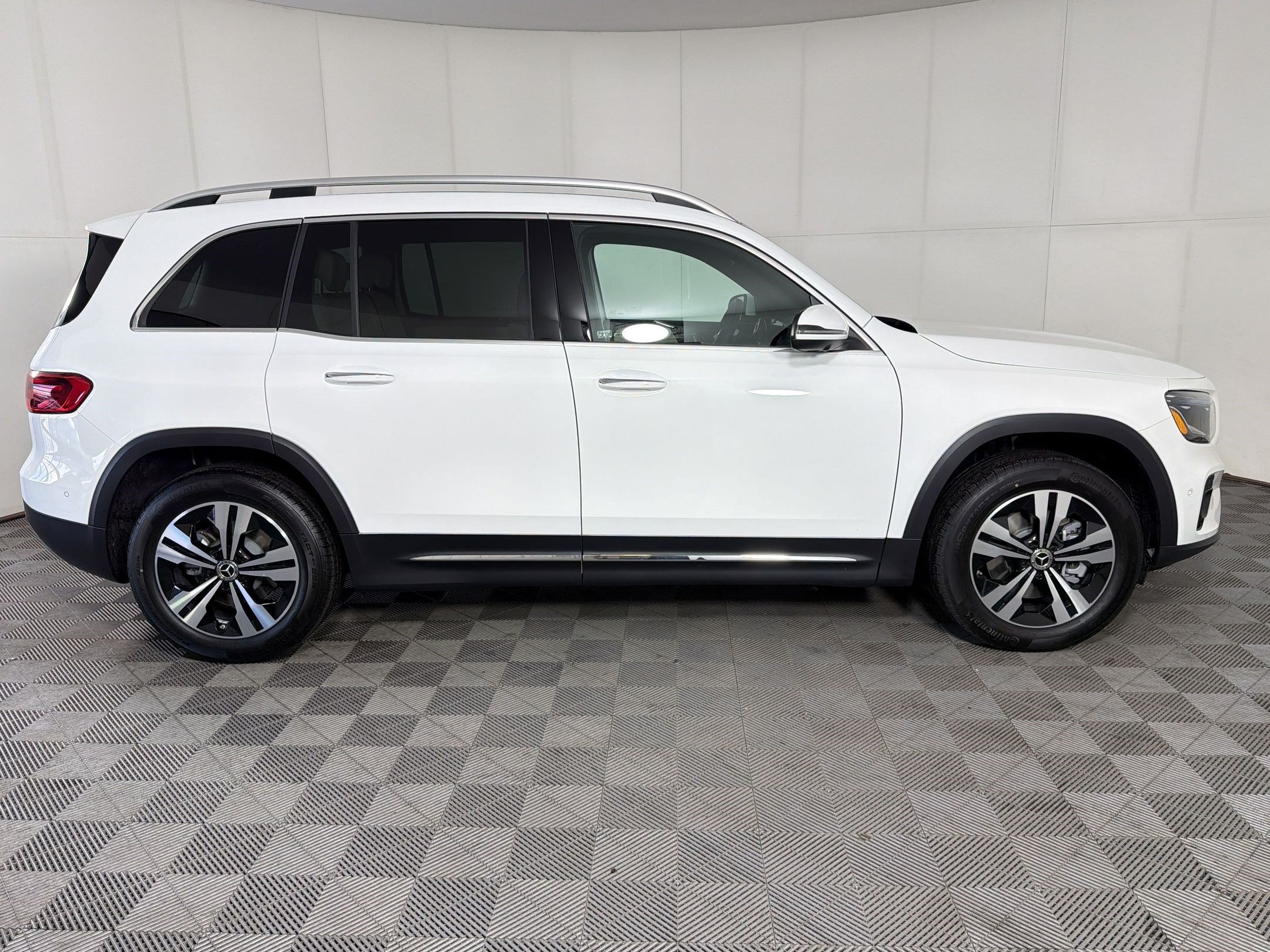 Used 2026 Mercedes-Benz GLB 250 4MATIC image 8