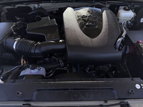 Used 2019 Toyota Tacoma TRD Off-Road AWD/4WD image 29