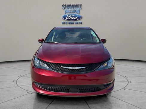 Used 2023 Chrysler Voyager LX image 2