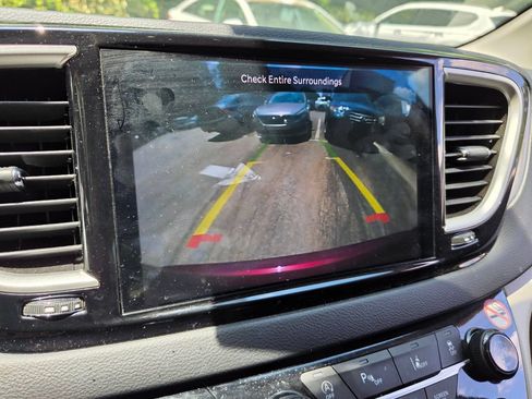 Used 2023 Chrysler Pacifica Touring-L FWD image 13