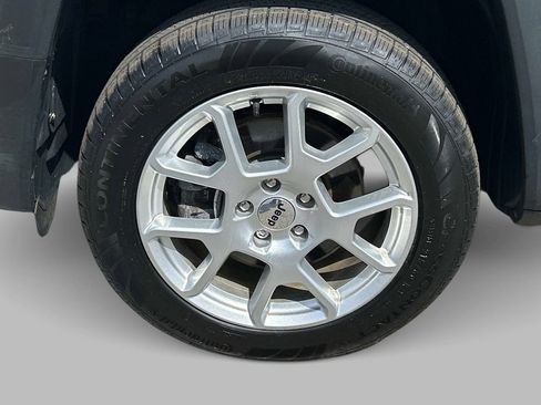 Certified 2023 Jeep Renegade Latitude w/ Premium Group AWD/4WD image 9