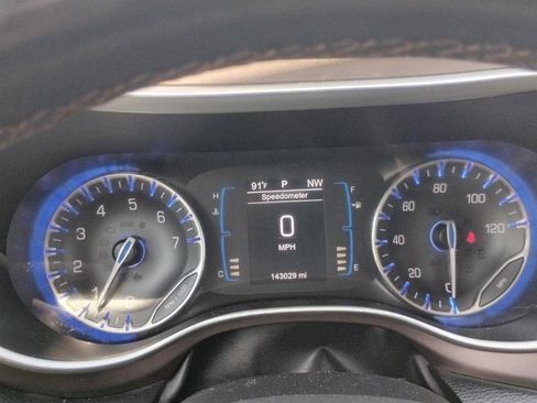 Used 2017 Chrysler Pacifica Touring-L w/ Tire & Wheel Group FWD image 38
