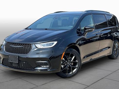 Used 2025 Chrysler Pacifica Limited FWD image 2