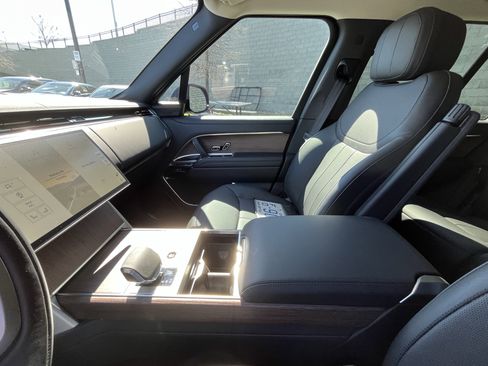 New 2025 Land Rover Range Rover SE image 27
