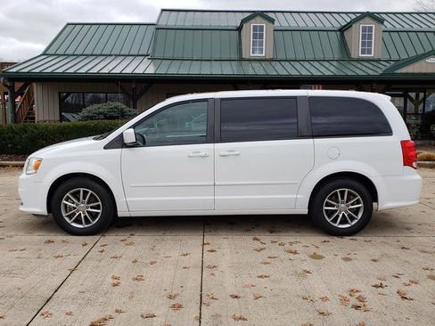 Used 2016 Dodge Grand Caravan SE image 2