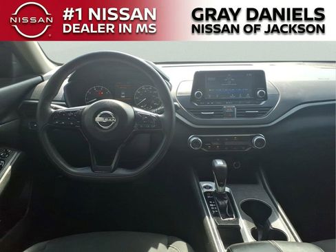 Used 2024 Nissan Altima 2.5 S FWD image 8