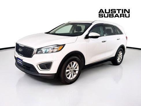 Used 2017 Kia Sorento LX w/ LX Convenience Package image 3