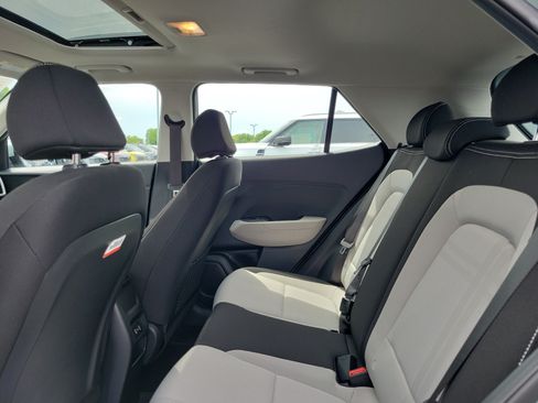 Used 2025 Hyundai Venue SEL FWD image 11