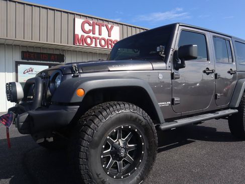 Used 2017 Jeep Wrangler Unlimited Rubicon w/ Cold Weather Group AWD/4WD image 30