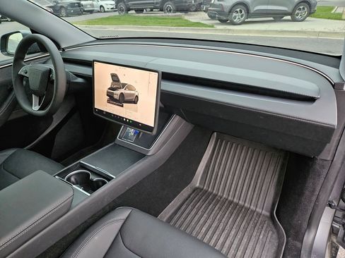 Used 2026 Tesla Model Y 2WD image 36