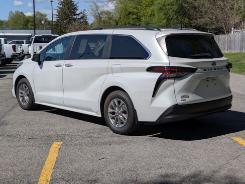 Used 2023 Toyota Sienna XLE AWD/4WD image 5