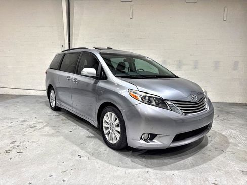 Used 2017 Toyota Sienna Limited FWD image 3