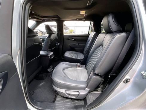 Used 2023 Toyota Highlander XSE FWD image 21
