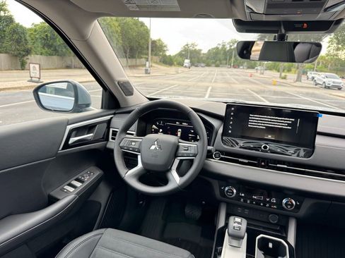 New 2025 Mitsubishi Outlander SE image 24