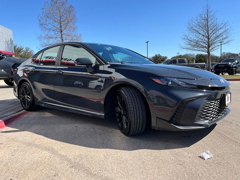Used 2025 Toyota Camry SE image 5