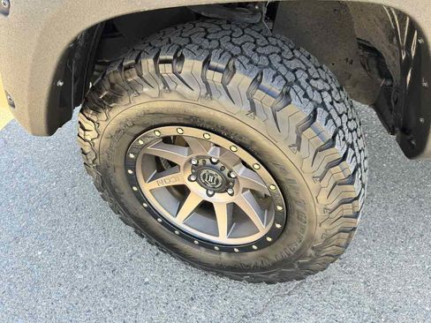 Used 2018 Toyota Tacoma TRD Off-Road w/ Technology Package AWD/4WD image 42