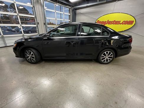 Used 2017 Volkswagen Jetta SE image 2