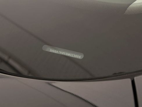 Used 2025 Volkswagen Tiguan SE image 32