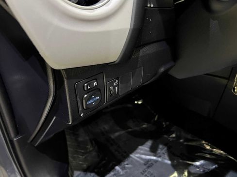 Used 2017 Toyota Corolla LE image 16