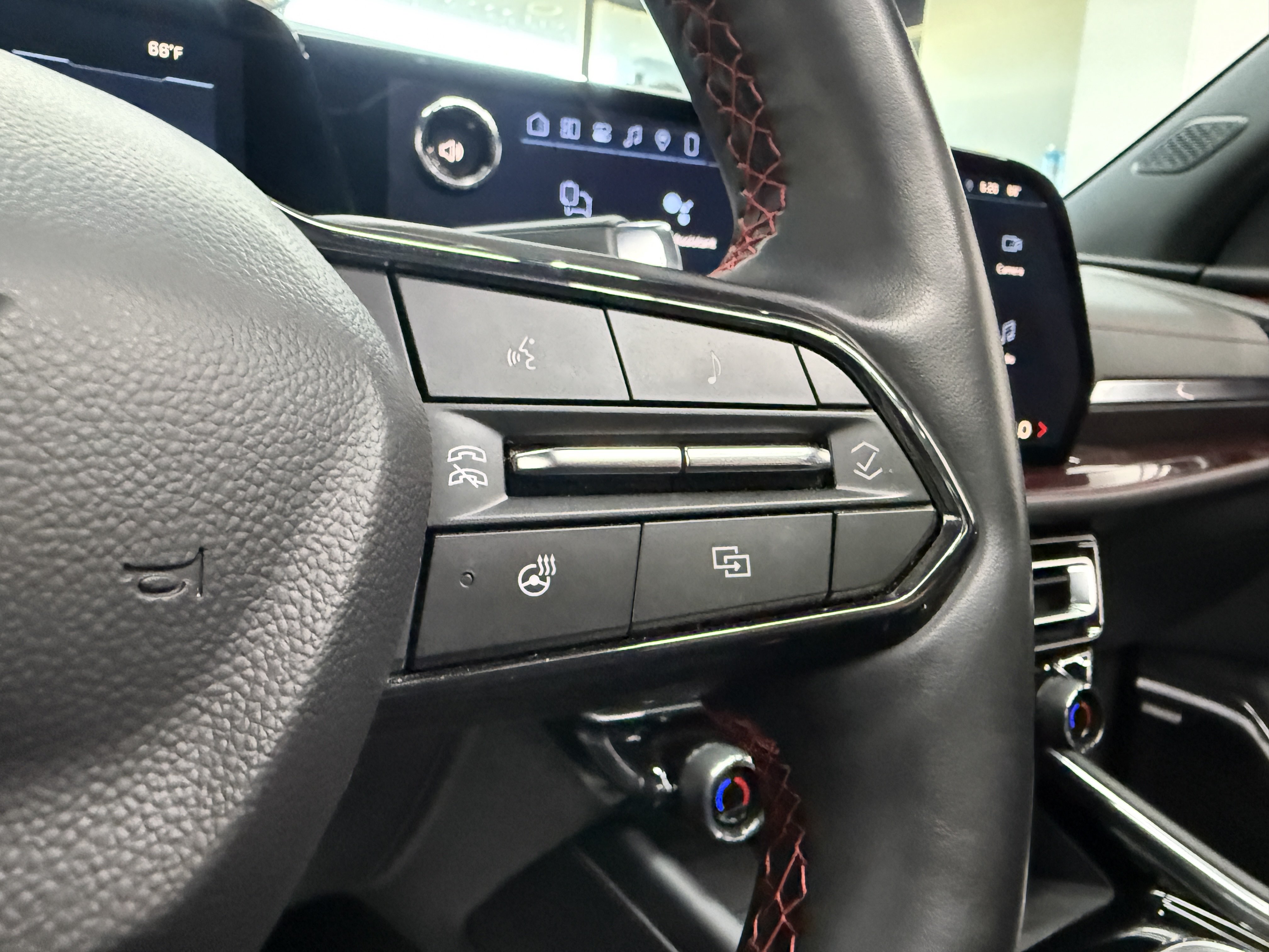 Used 2024 Chevrolet Traverse RS AWD/4WD image 17