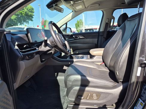 Used 2025 Kia Carnival FWD image 18