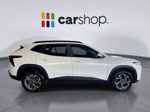 Used 2025 Chevrolet Trax LT w/ LPO, Blackout Package FWD image 6