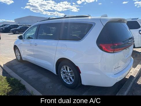 Used 2022 Chrysler Pacifica Touring-L image 5