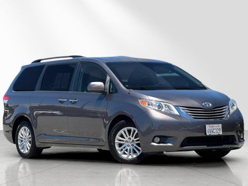 Used 2012 Toyota Sienna XLE FWD image 2