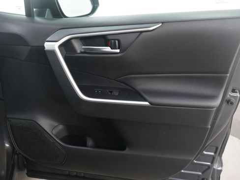 Used 2022 Toyota RAV4 SE w/ Convenience Package image 12