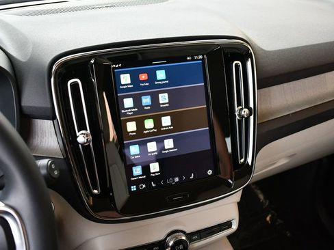 Used 2025 Volvo XC40 B5 Ultra image 13