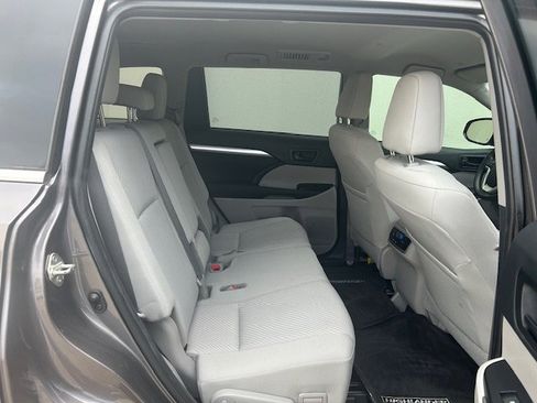 Used 2019 Toyota Highlander LE FWD image 16