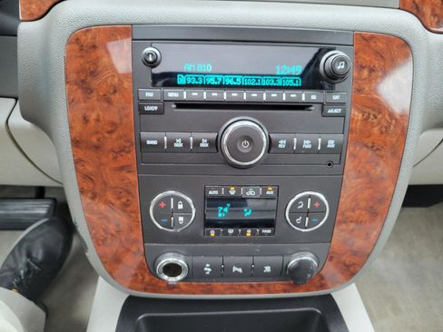 Used 2007 Chevrolet Suburban LT w/ LT Preferred Equipment Group AWD/4WD image 19