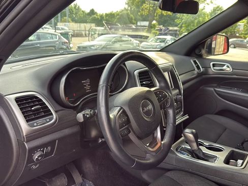 Used 2018 Jeep Grand Cherokee Laredo AWD/4WD image 13