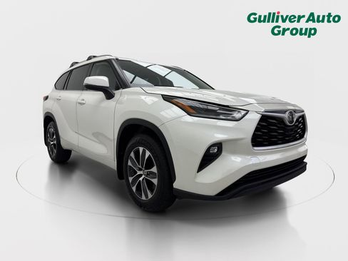 Used 2021 Toyota Highlander XLE FWD image 13