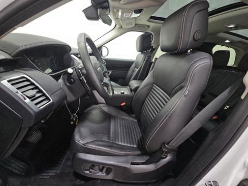 Used 2024 Land Rover Discovery S image 3