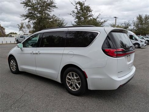 Used 2022 Chrysler Pacifica Touring-L w/ Uconnect Theater Family Group image 5
