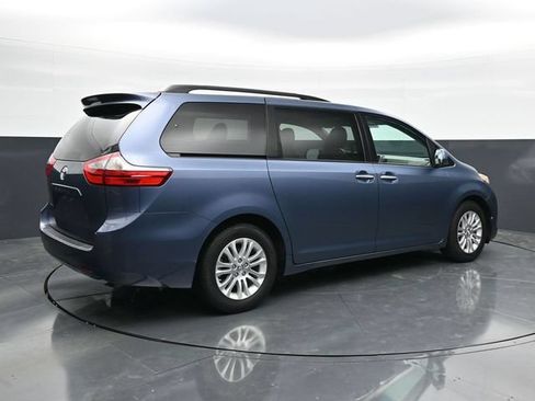 Used 2017 Toyota Sienna XLE FWD image 2