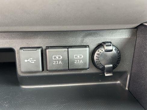 Used 2020 Toyota Highlander XLE AWD/4WD image 30